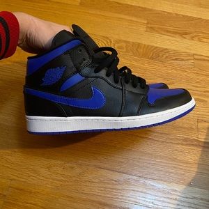 Jordan 1 Mid Royal 2020